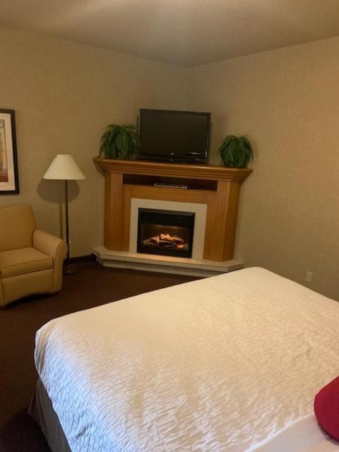 Clarion Pointe Hotel Rimbey Buitenkant foto