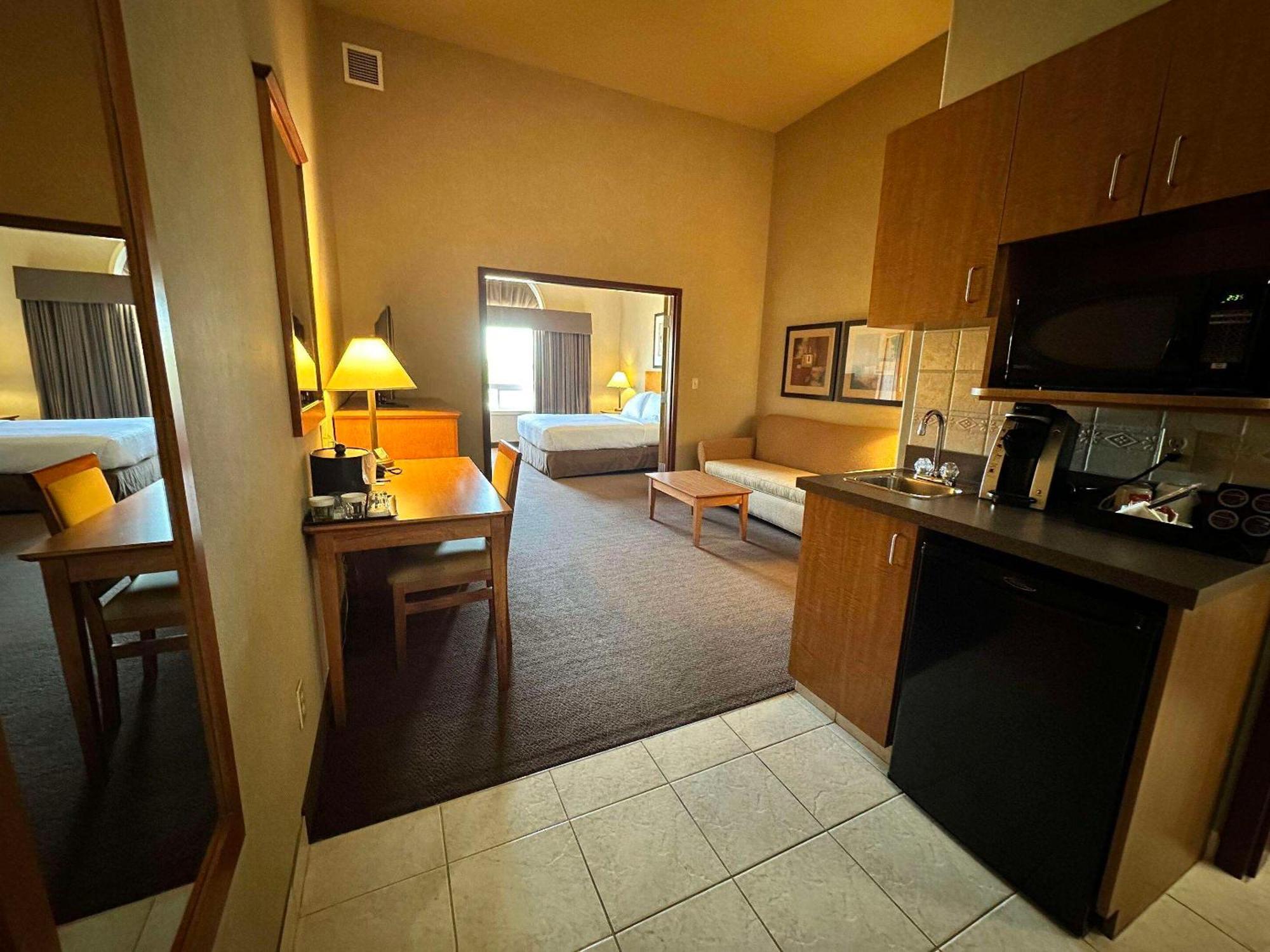 Clarion Pointe Hotel Rimbey Buitenkant foto