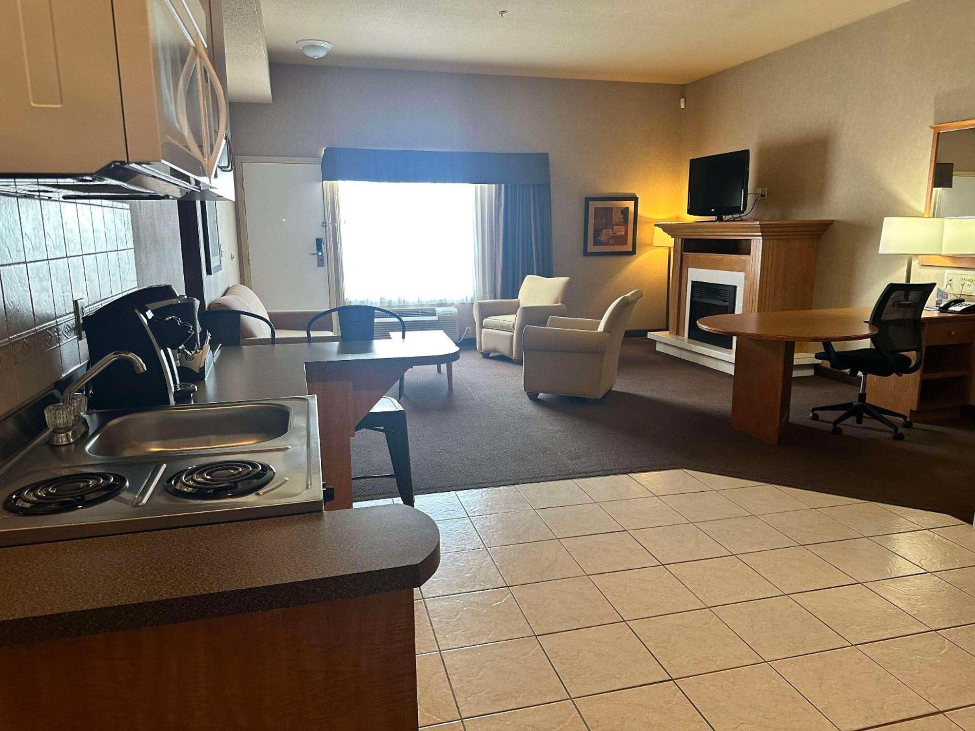 Clarion Pointe Hotel Rimbey Buitenkant foto