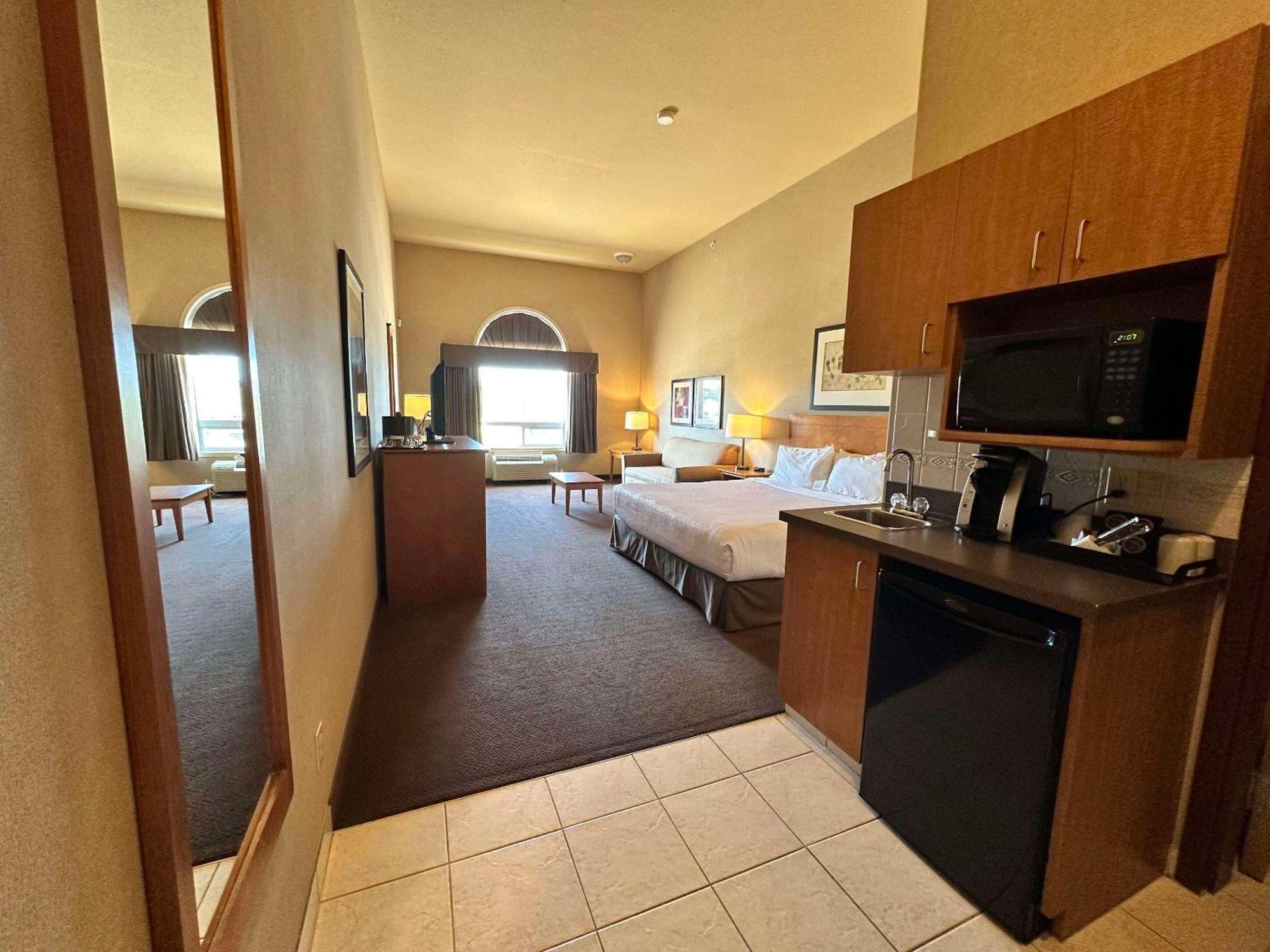 Clarion Pointe Hotel Rimbey Buitenkant foto
