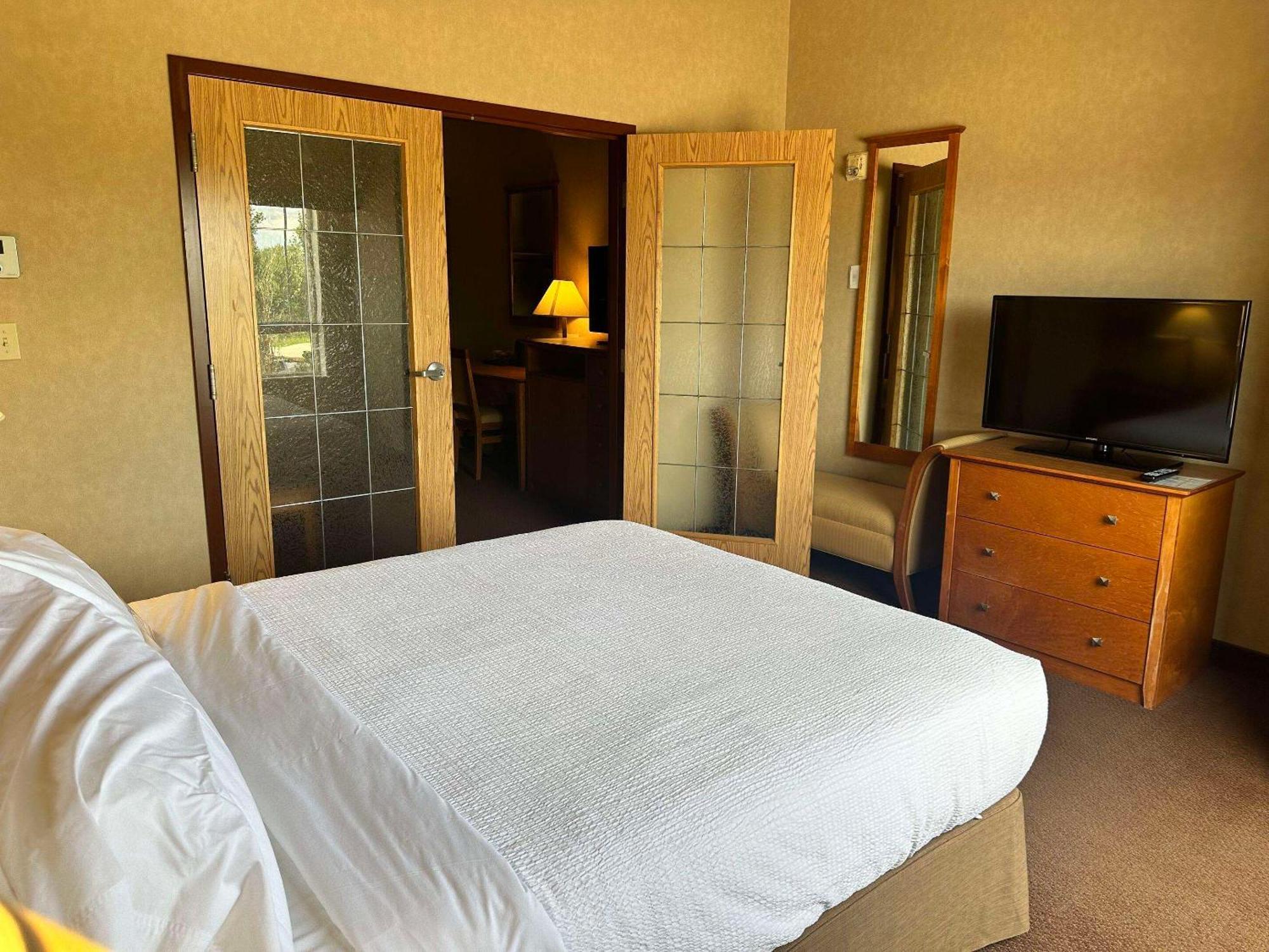 Clarion Pointe Hotel Rimbey Buitenkant foto