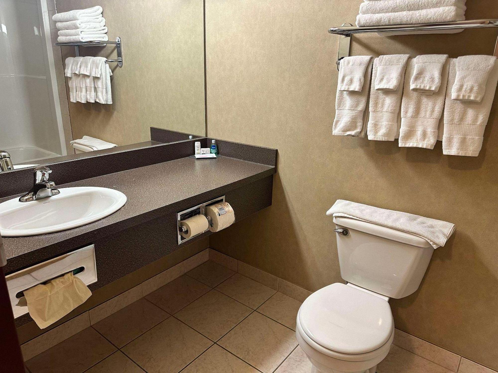 Clarion Pointe Hotel Rimbey Buitenkant foto